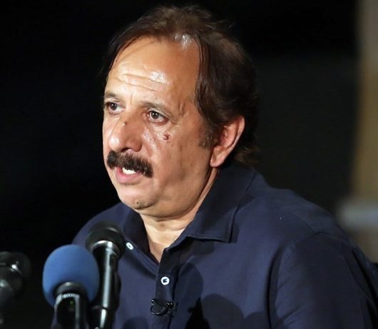 مجید مجیدی کارگردان ایرانی فیلم غذای نیمروز در کنفرانس مطبوعاتی سال ۱۳۹۴، عکس امیر حسامی‌نژاد، تسنیم، CC BY 4.0؛ عکس آرشیوی