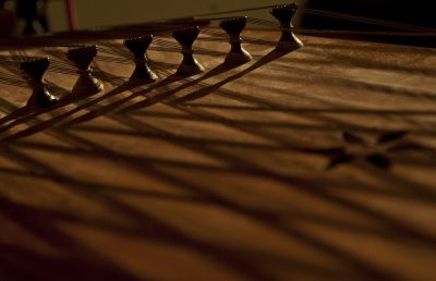 نمای مفهومی از ساز سنتور ایرانی؛ عکس دنا بارماس CC BY-SA 3.0، تصویر اختصاصی مقاله در انتظار بارگذاری
