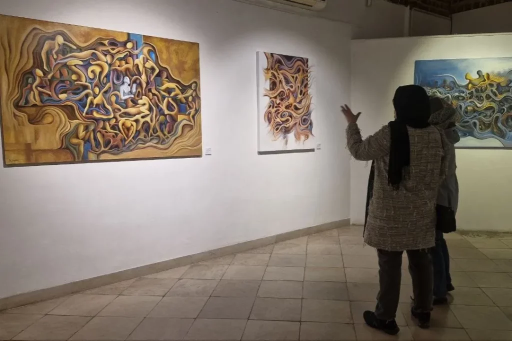 پوستر «خیره در مغاک» در گالری آسمان