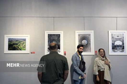 بازدیدکنندگان نمایشگاه عکس ایران سرای من در نگارخانه اشراق مشهد، عکس خبرگزاری مهر